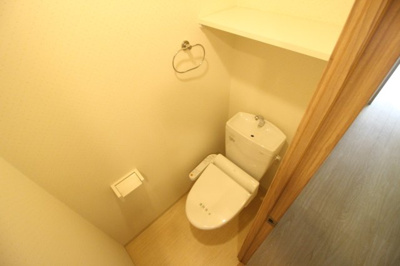 【トイレ】 | クローバー・ソレイユ南田辺 | トイレ　上部に収納棚があり便利です