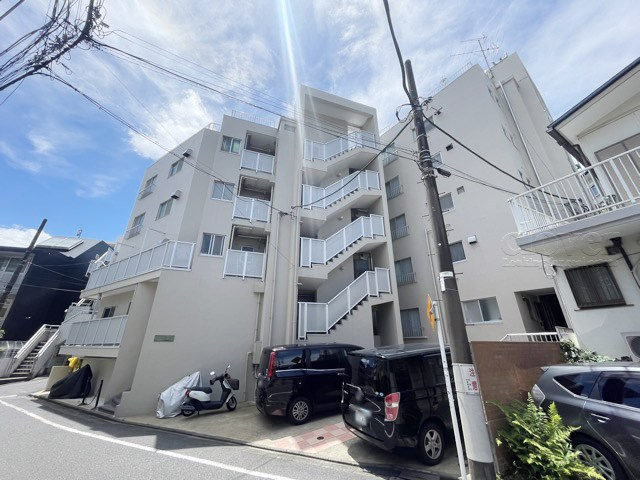 【現況写真】 | 渋谷コーポ | 前面道路と外観の様子です。～即日のご見学可能～　お問合せはお気軽にどうぞ。