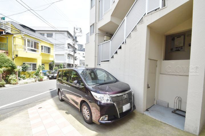 【駐車場】 | 渋谷コーポ | マンションの駐車場スペース。空きの有無や駐車料金、サイズ規定などについては、改めてお問い合わせください。～即日のご見学可能～　お問合せはお気軽にどうぞ。