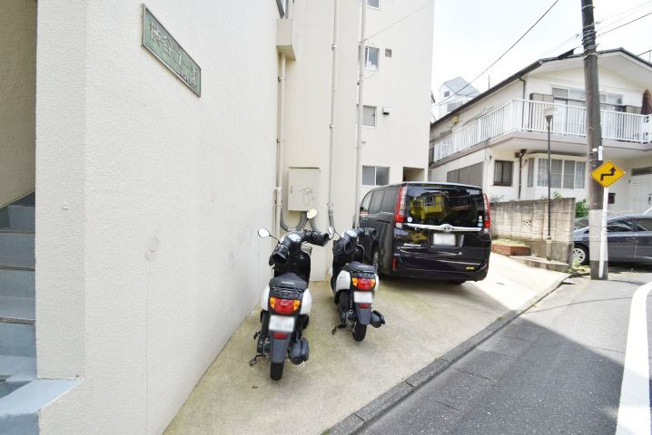 【駐車場】 | 渋谷コーポ | バイク置き場。空き区画の有無や駐輪料金、サイズおよび排気量規定などについては、改めてお問い合わせください。～即日のご見学可能～　お問合せはお気軽にどうぞ。