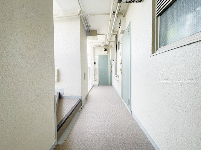 【その他共用部分】 | 渋谷コーポ | 共用廊下です。ここもきれいに清掃されています。周囲のお部屋の様子も、ぜひ伺ってみてください。～即日のご見学可能～　お問合せはお気軽にどうぞ。