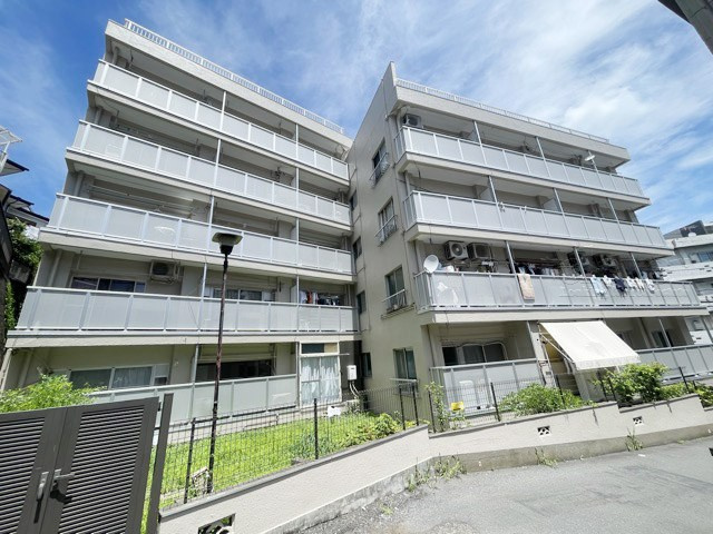 【外観】 | 渋谷コーポ | 手入れの行き届いた外壁やエントランスなど、「見ればわかる」レベルで清潔感を保ったマンションです。築年数を感じさせない姿で皆様をお出迎えします。～即日のご見学可能～　お問合せはお気軽にどうぞ。