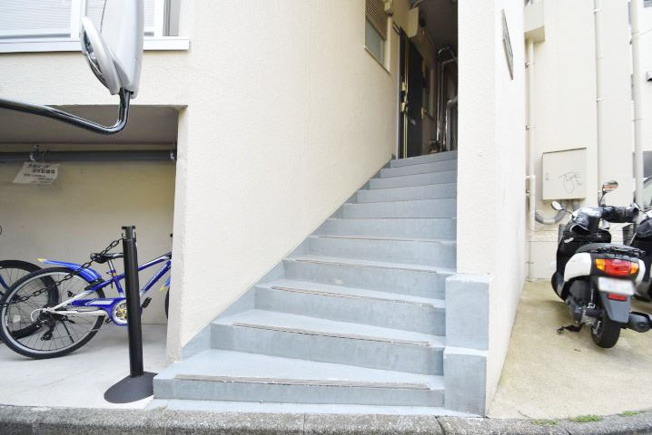 【エントランス】 | 渋谷コーポ | お客様を、そして住人を出迎えてくれるマンションのエントランス。ゴミが落ちていないことからも、管理状態の良さや住民の節度の高さが見て取れます。～即日のご見学可能～　お問合せはお気軽にどうぞ。