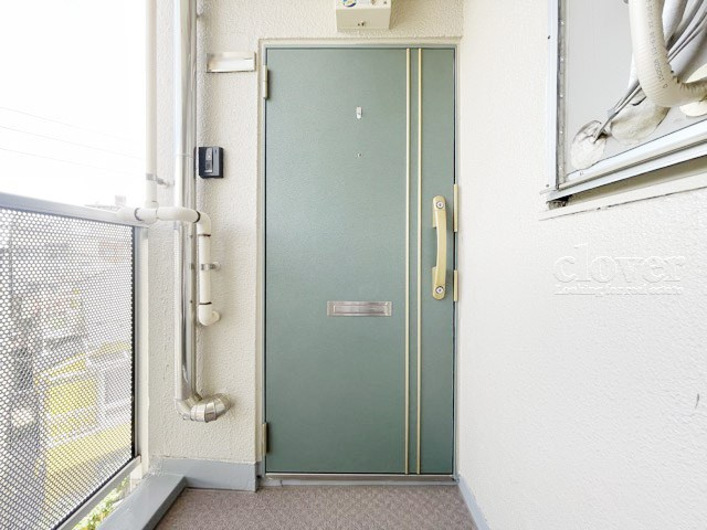 【その他共用部分】 | 渋谷コーポ | ダブルロック式の玄関ドアが皆様をお出迎え。お部屋のセキュリティの観点からも、うれしい設備ですね。玄関の色もシックで良い感じです。～即日のご見学可能～　お問合せはお気軽にどうぞ。