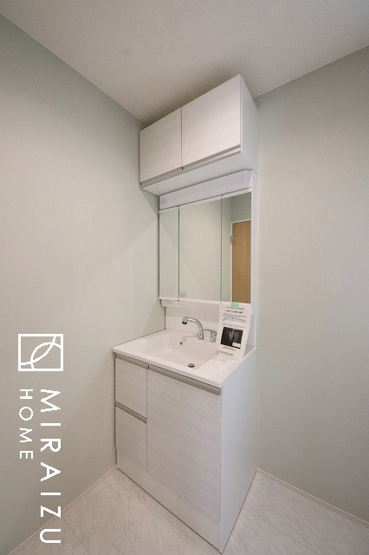 【独立洗面台】 | 高級感漂う洗面台です。鏡の後ろの収納棚もとても充実しております。コスメが大好きな奥様も、女子力高いご主人様もきっとご満足いただける収納力です。三面鏡なので、ヘアセットにも便利です。
