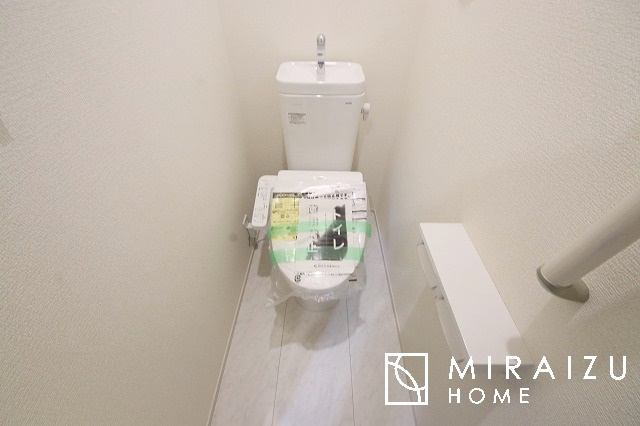 【トイレ】 | 空気の換気と窓からの光の明るさに配慮した清潔感のあるトイレ、ご自分の好きなアロマや芳香剤を置いて落ち着く空間を演出、一人になれる空間ですから、リラックスしたいですね。
