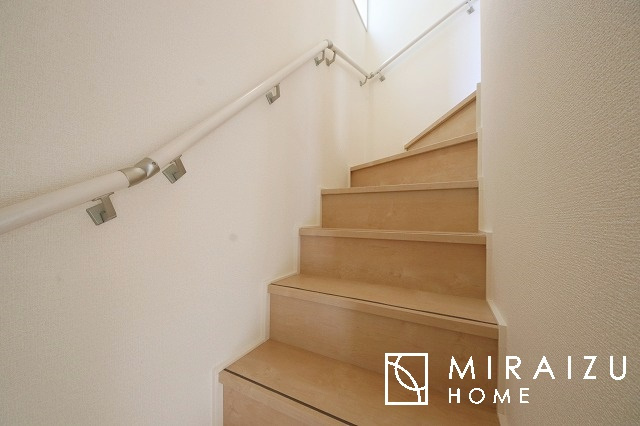 【内装】 | プライベートの空間もみんなで過ごす空間も両社兼ね備えたつくりです。階段には安全性を配慮し、手すりを設置。太陽の光と風が心地良い窓も付いた内装です。
