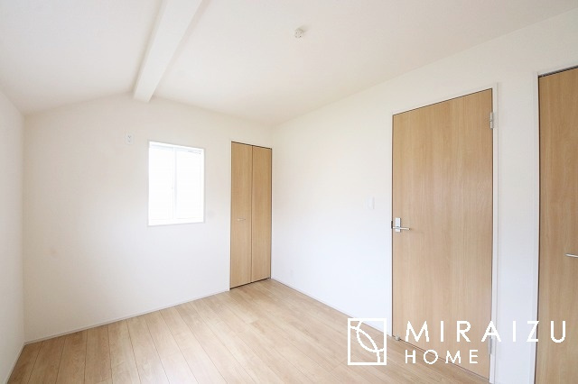 【洋室】 | 居心地の良さそうなリラックスできる空間。独立性のある建物ですので、ご自分の時間を大切にしたご家族様にぴったりです！
