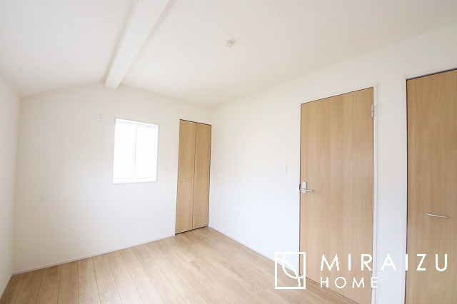 【寝室】 | 広さのある洋室は、ご夫婦様の寝室にぴったりですね。ご主人様の趣味のものや書斎などにも使用できるくらいの広さが嬉しいです。収納もばっちり完備してますのでお荷物が多いご家族様も安心してお暮しいただけます！