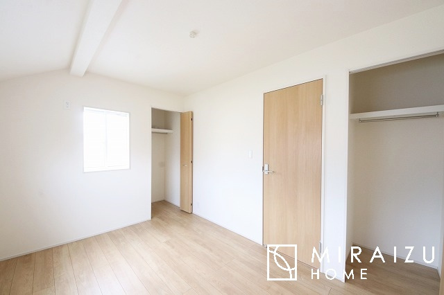 【子供部屋】 | お子様のお部屋にも主寝室にも使えますね。窓が二面についていますので採光もばっちり、空気の入れ替えもOK！自分のお部屋を持ちたいお子様の夢を叶えます！
