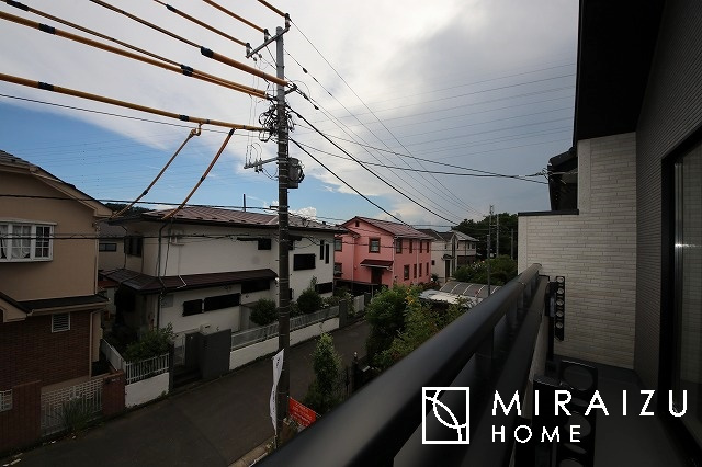 【バルコニー】 | 小鳥の鳴き声で目覚める朝、爽やかな風が入ります。太陽の陽射しでお洗濯物がカラッと乾き、気持ちの良い洋服とお布団で快適に過ごせます。