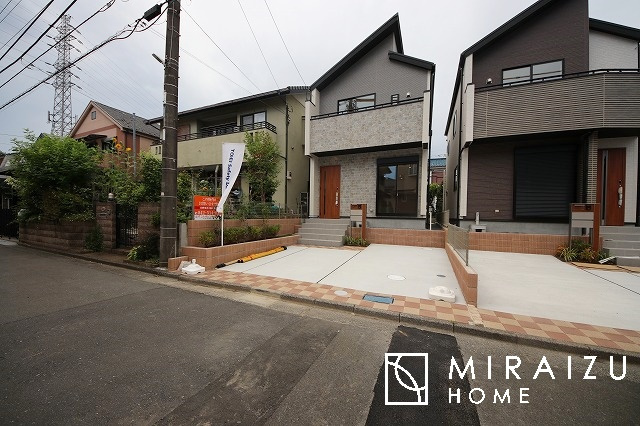 【外観】 | 青く澄み渡った綺麗な空と、陽の光をたっぷりと受ける、そんな新築住宅で新生活をスタートしてみませんか？見学・ご相談等、ミライズホーム(株)までお気軽にご連絡下さい。