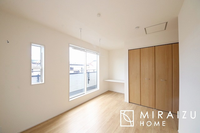 【寝室】 | 収納あり、自然な採光ありの洋室。家族みんなが気持ち良く目覚められる、過ごしやすい主寝室などにもお勧め。もちろん、ペットもご一緒に。