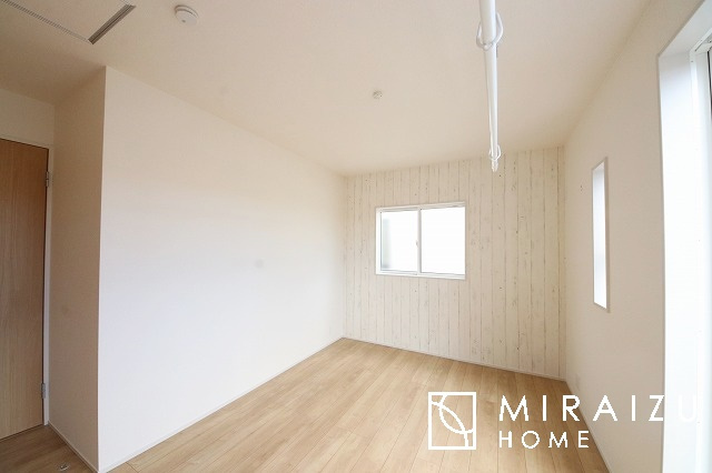 【洋室】 | 小鳥の鳴き声で目覚める朝、爽やかな風が入ります。太陽の陽射しでお洗濯物がカラッと乾き、気持ちの良い洋服とお布団で快適に過ごせます。