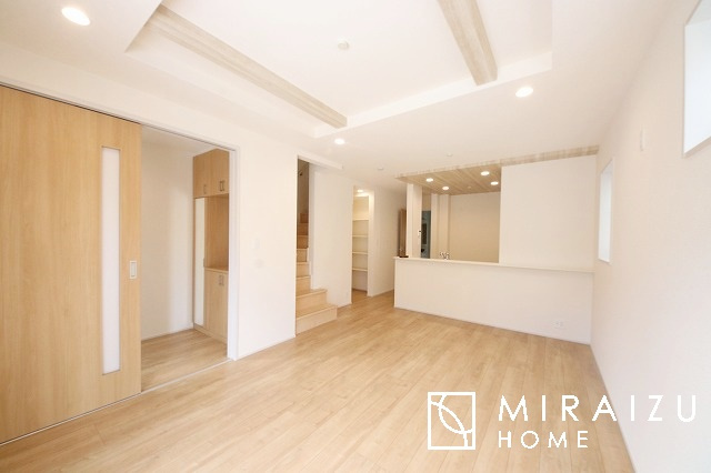 【居間・リビング】 | 大きな窓が特徴の南向きリビングでは、太陽光も沢山取り込むことが出来てお家の中にいても日光浴が可能ですね、開放的な空間です。インテリア選びも楽しそう、ご家族様で相談しながらインテリア配置も楽しみたいです