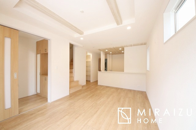 【居間・リビング】 | 明るい光が取り入れられる空間設計のリビングです。インテリア配置もしやすい間取りです。壁や床の色と合わせて落ち着いたインテリアも選びたいですね♪グリーンを飾っても素敵だと思います。
