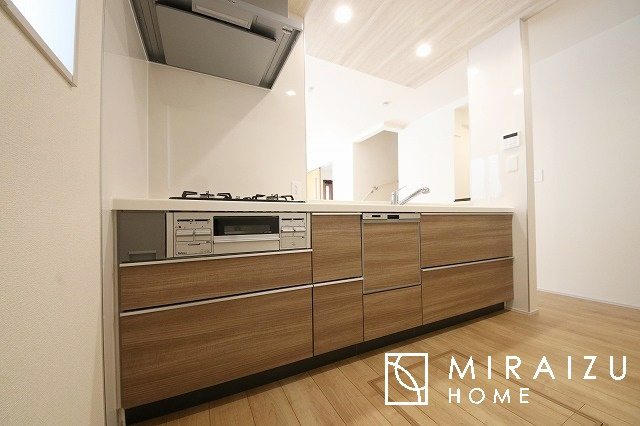 【キッチン】 | スッキリとした形が上品な広々ワイドキッチンです。レンジフードもすっきりとした造りなので圧迫感もございません。窓もあり明るい空間の中で毎日お料理することが可能です。収納スペースも広いのが嬉しいですね。
