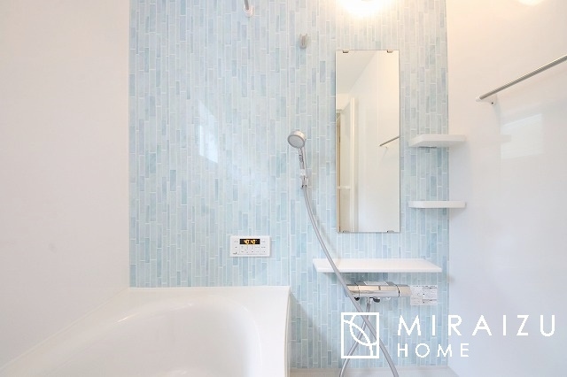 【浴室】 | 清潔感のあるホテルのような広い浴室が自慢です。疲れた日にはお湯をためてリラックスタイムを楽しみたいですね、今はスマホも防水の時代です、半身浴をしながら動画視聴、漫画視聴、楽しく過ごしたいですね^^
