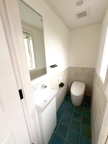 【トイレ】 | ヴィラアイビス | トイレに窓有ります　タンクレストイレでらくらくお掃除