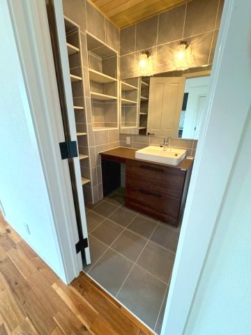 【洗面所】 | ヴィラアイビス | 雰囲気のある洗面室　オシャレな内装だけではなく収納もたっぷりです