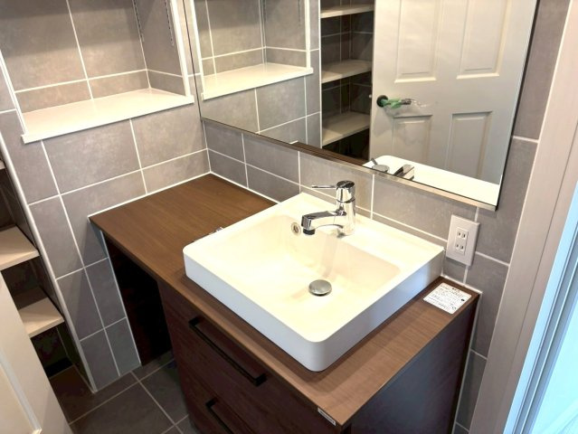 【独立洗面台】 | ヴィラアイビス | 洗面横スペースには支度で必要なメイク道具やヘアブラシなども置けて大変便利です