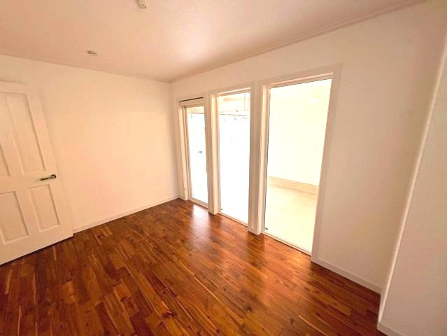 【洋室】 | ヴィラアイビス | 室内から愛車を眺められます　お車好きには嬉しいですね