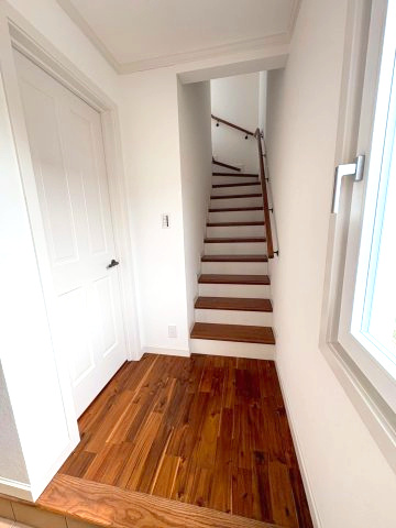 【玄関】 | ヴィラアイビス | 十分な広さの玄関ホール　ガレージへドア1枚開ければ入れます