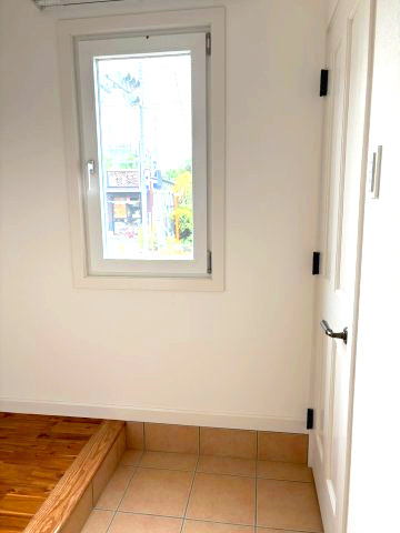 【内装】 | ヴィラアイビス | 玄関ドアやホールに窓あるので明るいです