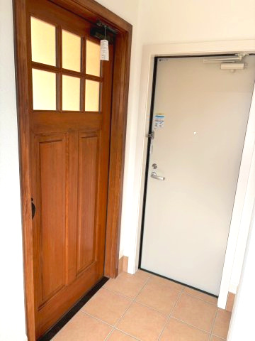 【玄関】 | ヴィラアイビス | 玄関ドアやホールに窓あるので明るいです