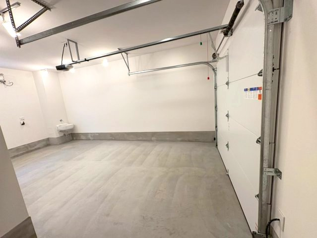 【その他】 | ヴィラアイビス | ガレージの扉はリモコンで雨の日も濡れずに開閉できます。
