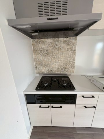 【キッチン】 | ヴィラアイビス | 3口コンロで忙しい中でも時短で料理出来ます