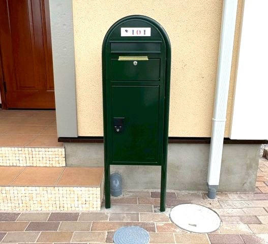 【セキュリティ】 | ヴィラアイビス | 可愛いポストには宅配BOXついてますので、ご不在時もお荷物受けとれ便利です