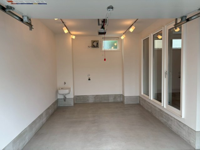 【駐車場】 | ヴィラアイビス | リモコン付き自動シャッターなので雨の日でも濡れずに開閉　EV充電コンセント・ダクト・水道・流しも付いて設備充実　
