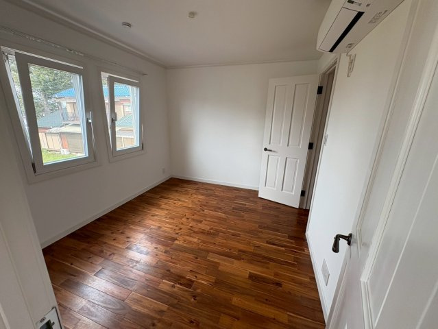 【洋室】 | ヴィラアイビス | 愛車を愛でながらお過ごしいただけます