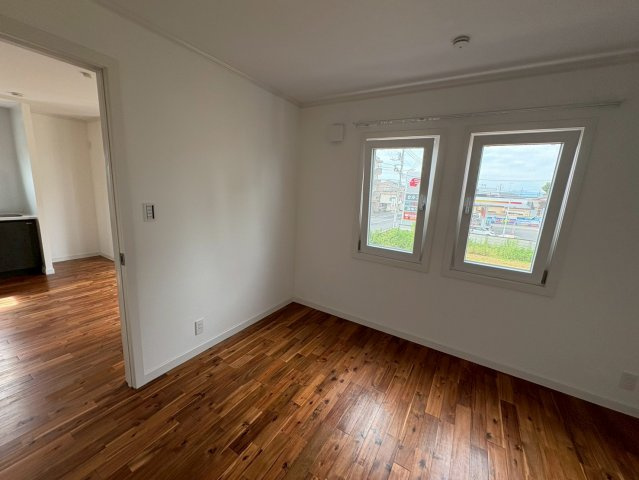 【キッチン】 | ヴィラアイビス | 可愛いキッチン壁のタイル　キッチンには窓あり　収納もたっぷりです