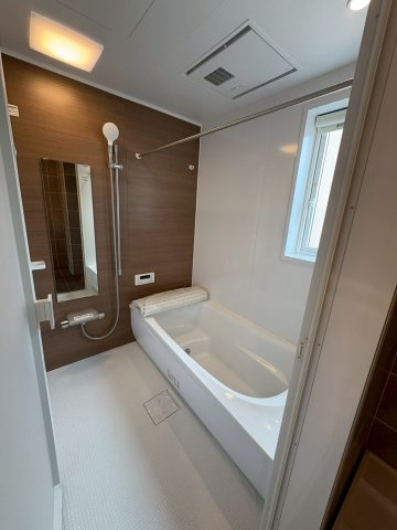 【浴室】 | ヴィラアイビス | 浴室に窓あり　