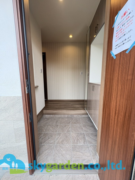 藤沢市高倉8期　新築戸建　全8棟8号棟の玄関|明るい玄関です