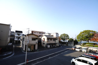 【展望】 | 【四季を感じる】
四季の移ろい・爽やかな青空や風を感じられ
自然を愉しめるパノラマビュー。
毎日の暮らしに余裕を感じさせてくれる、
遮る物の無い開放的な眺望を是非、ご堪能ください。