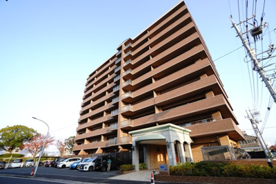 【外観】 | 【上質リフォーム】ヴィラージュ吉島西 | 【耐震性】
耐震性の高さを判断するポイントは、
建築確認申請日が1981年6月1日以降の
新耐震基準に適合しているかどうか。
震度６程度の大地震でも
建物が崩壊しないレベルが基準になりました。