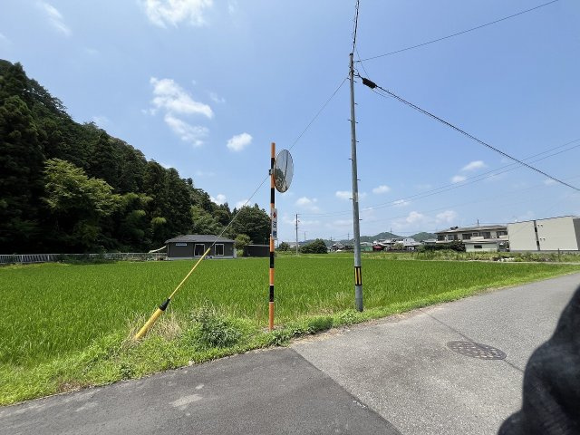 土地　太郎丸北郷の外観|東道路　NTT電柱　支線　ミラー