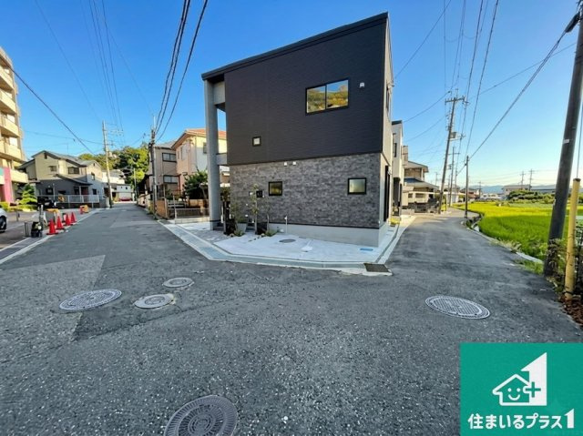 5(土)6(日)現地説明会！◆泉佐野市岡本　全2邸の前面道路含む現地写真|周辺は閑静な住宅街！前面道路広々で車の出し入れも便利です。駐車が苦手な方でも安心して車庫入れできます！