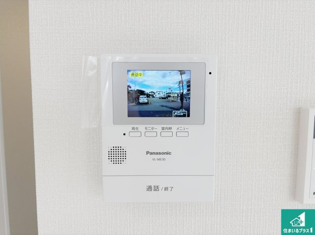 高槻市昭和台町　新築一戸建ての防犯設備|カラーモニターインターホン！声だけでなく来訪者の姿や顔がモニターで確認できるので、小さなお子様がいらっしゃるご家庭でも安心できます！