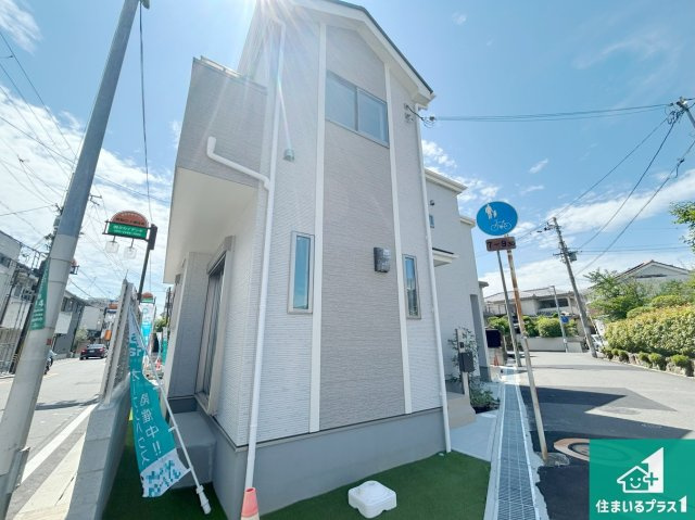 高槻市昭和台町　新築一戸建ての外観|周辺は落ち着いた街並みの住宅地！子育てがしやすい住環境です！気になることがありましたら、お気軽にお問い合わせください！
