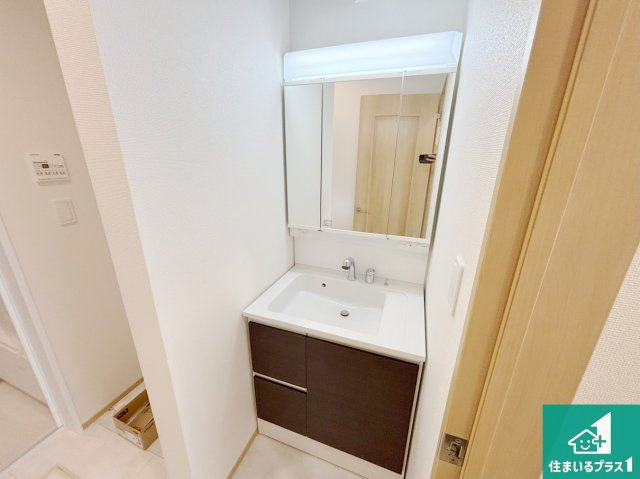 高槻市昭和台町　新築一戸建ての独立洗面台|清潔感のある洗面台です。フラットな鏡は掃除がしやすく毎日清潔！鏡裏には収納があるのでスッキリとした洗面台が保てます。