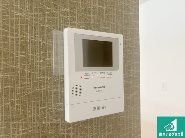 高槻市昭和台町　新築一戸建ての防犯設備|カラーモニターインターホン！声だけでなく来訪者の姿や顔がモニターで確認できるので、小さなお子様がいらっしゃるご家庭でも安心できます！