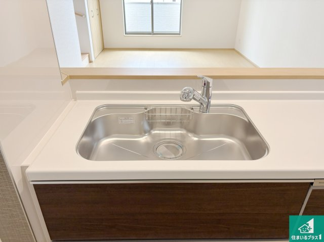 高槻市昭和台町　新築一戸建ての設備|蛇口の先端に浄水器を内蔵しています！原水と浄水、お湯と冷水、シャワーの切替えがワンタッチなので用途によって使い分けられます。