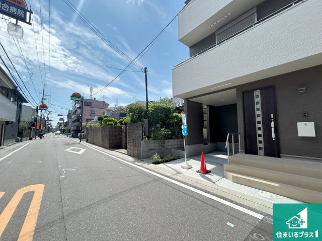 高槻市昭和台町　新築一戸建ての前面道路含む現地写真|周辺は閑静な住宅街！前面道路広々で車の出し入れも便利です。駐車が苦手な方でも安心して車庫入れできます！