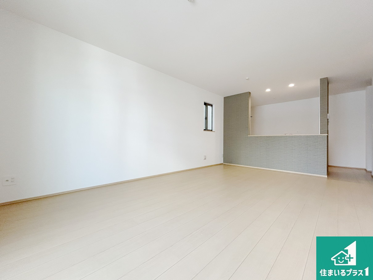 高槻市昭和台町　新築一戸建ての居間・リビング|日当たり良好の明るいリビングで朝の目覚めもスッキリできそう！対面キッチンでご家族のコミュニケーションも自然と増える設計！小さなお子様が遊ぶスペースを作っても広々とくつろげるLDK！