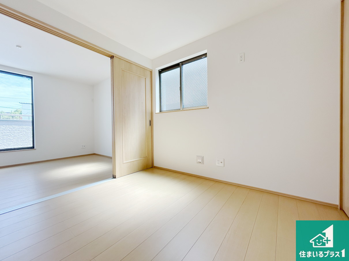 高槻市昭和台町　新築一戸建ての洋室|シンプルな洋室は、自分好みのインテリアが楽しめます♪ご家族とインテリアや家具を選びに行くのは新築購入時の醍醐味の一つです。ぜひお楽しみください♪