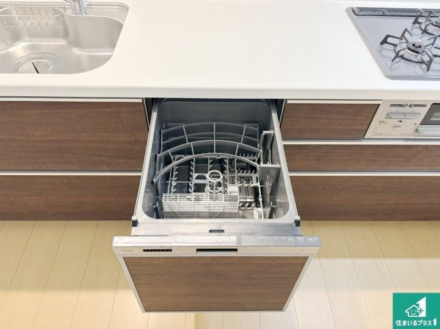 高槻市昭和台町　新築一戸建ての設備|食事後の一仕事、食器洗いをボタン一つでお任せできちゃいます！場所を取らないビルトイン式なので、お料理スペースもしっかり確保！